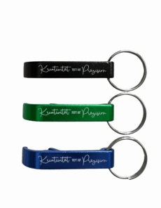 Verschiedene farbige Schlüsselanhänger als Flaschenöffner mit Metallring, bedruckt mit dem Spruch "Kreativität trifft auf Präzision". Perfekt für Geschenke oder den eigenen Schlüsselbund.