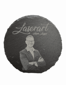 Hochwertiger Lasergravur-Stein mit individuellem Porträt und Firmenlogo, ideal für Geschenke oder Firmenevents, erhältlich bei Laserart Kevin Langer in Lübbecke.