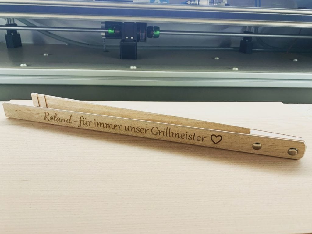 Elegante Holz-Grillzubehör mit persönlicher Gravur, perfekt für Grillmeister, individuell gestaltet bei Laserart Kevin Langer in Lübbecke.