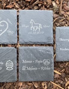 Elegante Schieferplatten als Glasuntersetzer mit personalisierten Gravuren für verschiedene Anlässe, ideal für Dekorationen und Geschenke, hergestellt bei Laserart Kevin Langer in Lübbecke.